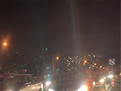 35万奔驰开远光灯，车主是女司机，结果被他人直接用远光灯对射