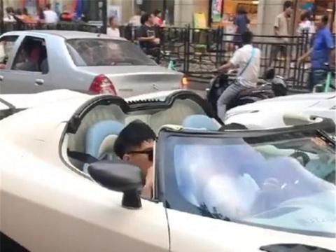 2260万柯尼塞格现街头，保养要28万，女车主容貌比超跑吸晴