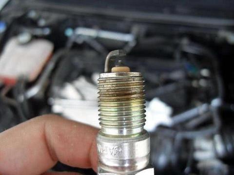 车子出现这2个问题,说明火花塞该换了!不然太毁车!