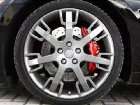 刹车片多久换？看完后车主：得亏知道早，要不然就被维修店骗了