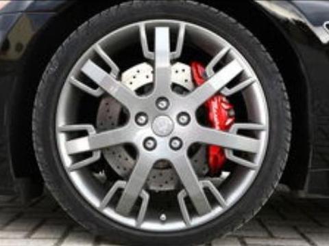 刹车片多久换？看完后车主：得亏知道早，要不然就被维修店骗了