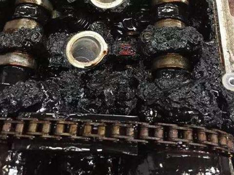 全合成机油1万公里才换一次？修车工：想发动机大修你就继续