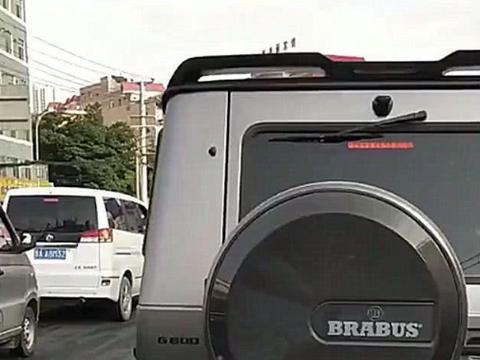 800万奔驰现街头，车牌三连号，车尾更吸睛，这标识才是重点