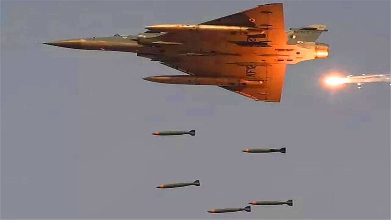 印度这回不再狂躁!枭龙打爆两架印度战机,美:这