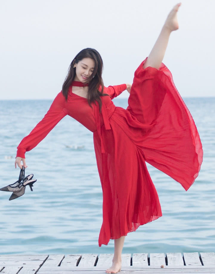 苗苗真是太美艳了,穿的是裙子还是裤子呢?抬起脚的瞬间沉默了