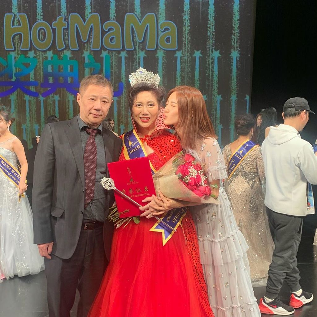 倪晨曦62岁母亲参加美国选美比赛夺冠，全家基因优良妹妹亦是美女