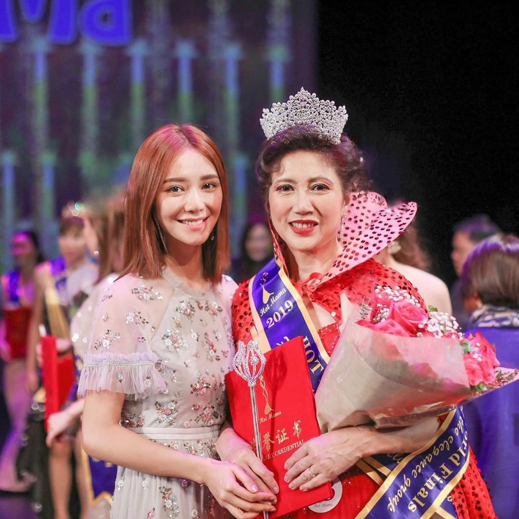 倪晨曦62岁母亲参加美国选美比赛夺冠，全家基因优良妹妹亦是美女