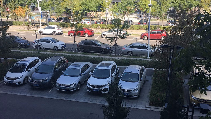 找不到肇事者的情况下，车停在车位里被刮怎么办？