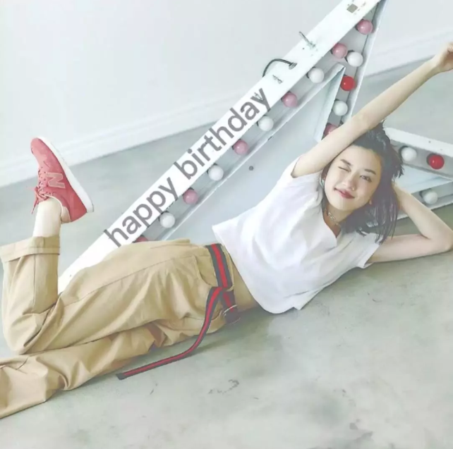 8个一学就会的拍照摆拍pose,快速远离各种拍照尴尬不自然