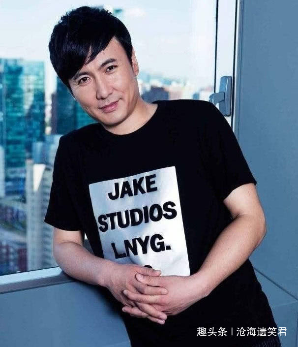 韩寒沈腾化身车模,腾妹妩媚五拍动作到位,韩寒一脸娇羞
