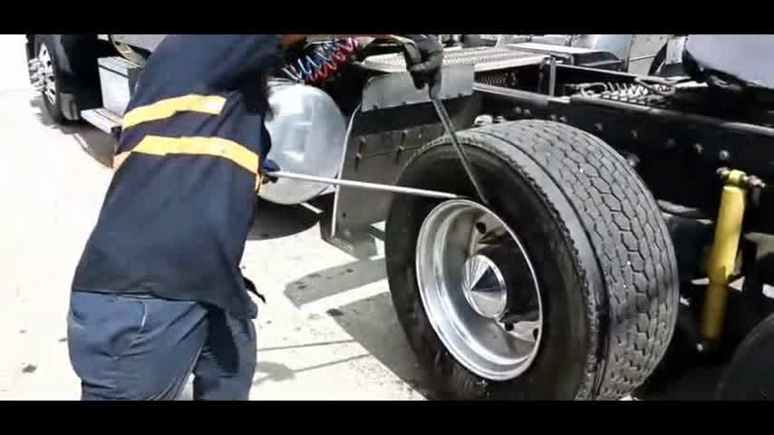 全程无快进，4分30秒更换卡车4个轮胎，网友：一个灵活的胖子