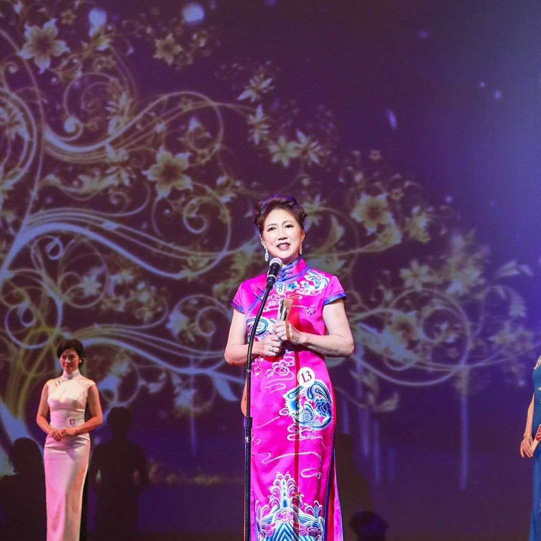 倪晨曦62岁母亲参加美国选美比赛夺冠，全家基因优良妹妹亦是美女