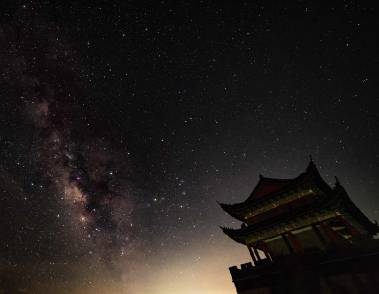 危楼高百尺，手可摘星辰。不敢高声语，恐惊天上人…|危楼|上人|星辰_新浪网