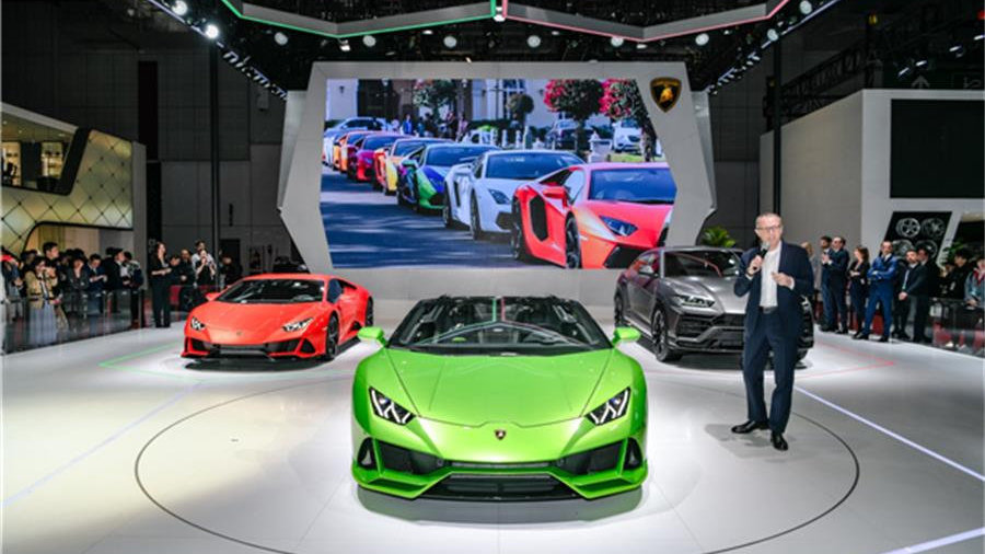 上海车展兰博基尼的“小黑屋”，这款千万跑车里中意不？