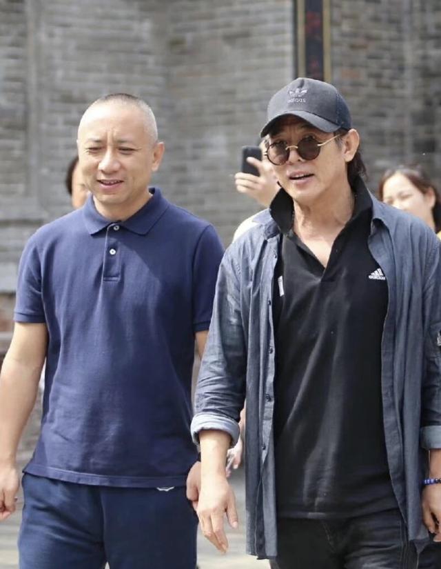 56岁李连杰罕见留长发,一身休闲装现身电影小镇,换个发型逆生长