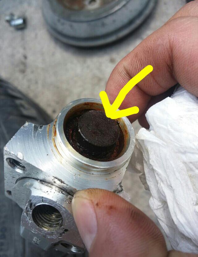 车主：感觉刹车刹不住了！修理工：你是不是从来没换过刹车油