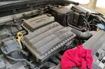 发动机的灰尘怎么清理？老师傅教你一招，灰尘自己就跑出来了