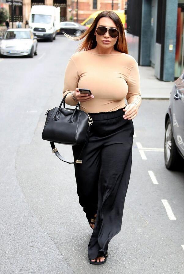 女星劳伦·古杰现身伦敦街头，她有一种特别的魅力