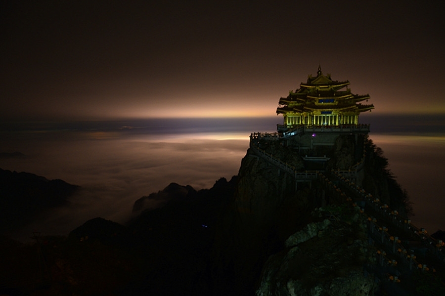 危楼高百尺，手可摘星辰。不敢高声语，恐惊天上人…|危楼|上人|星辰_新浪网