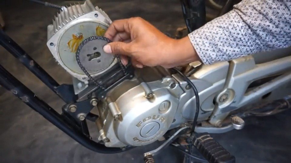 摩托车改成电动车，还能换挡...