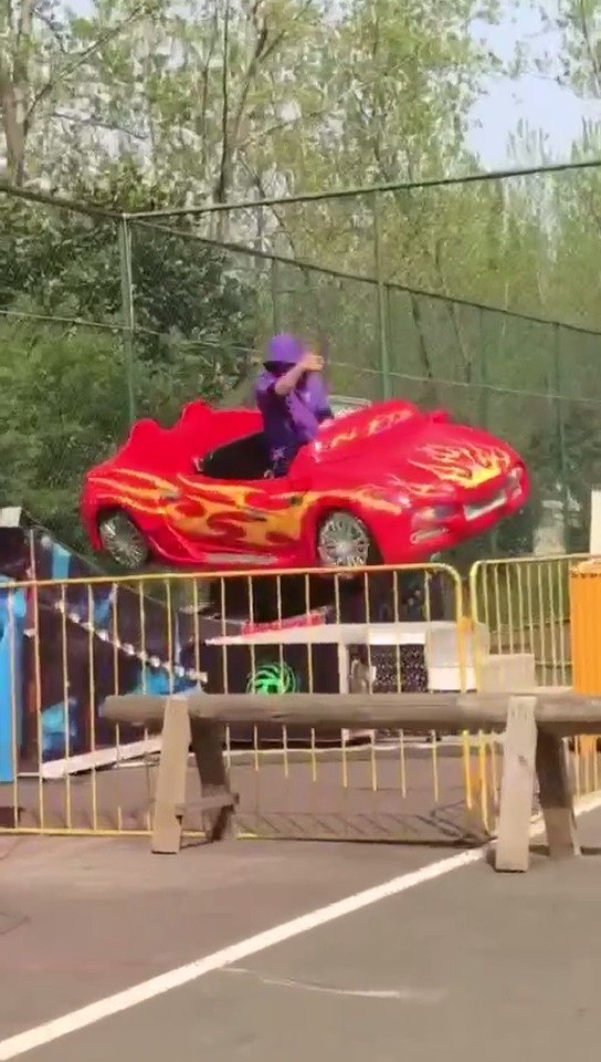 BGM：我想在跑车里，想要一辆法拉利！