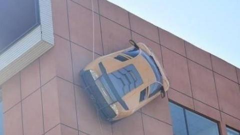 偶遇700万的兰博基尼在爬20米高墙，引来路人围观：别掉下来