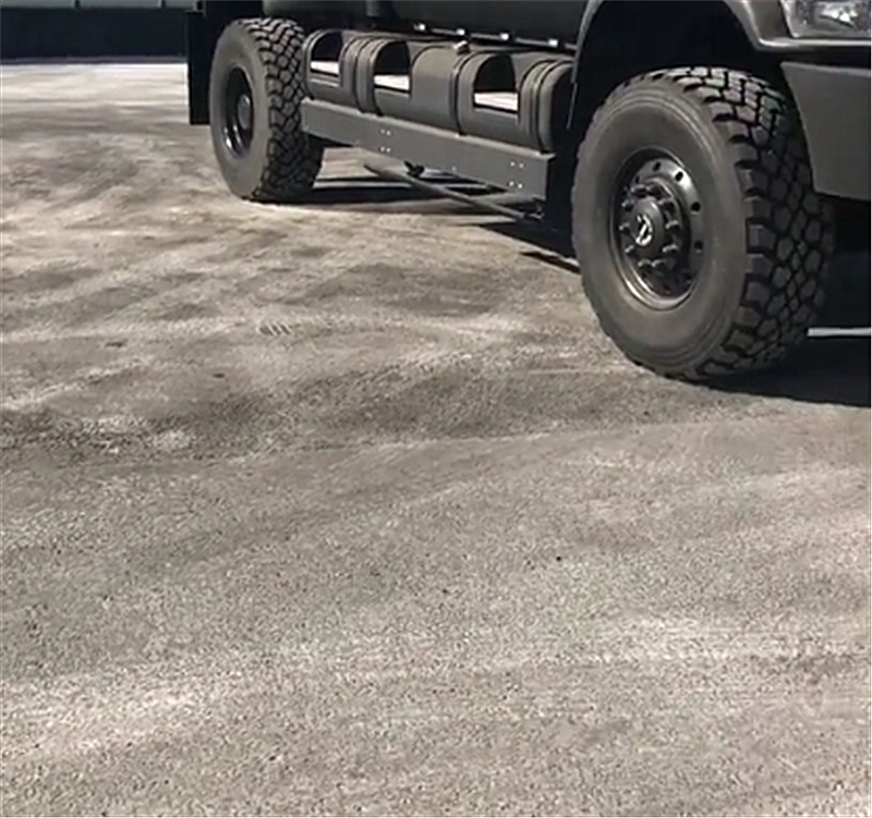 福特F650一个轮胎1.1米,车比公交还高,加油一次6000