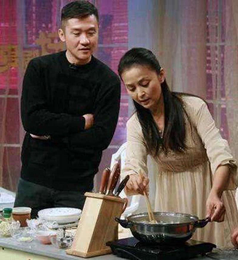 看看黄志忠前妻近照，再看看现任的，网友：气质差好多