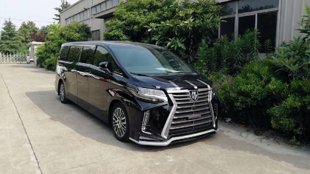 丰田“加长版”埃尔法，车长近6米，4座布局星空车顶，配V6引擎！
