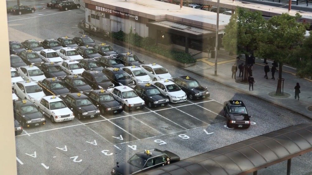 排队等待接客的日本出租车