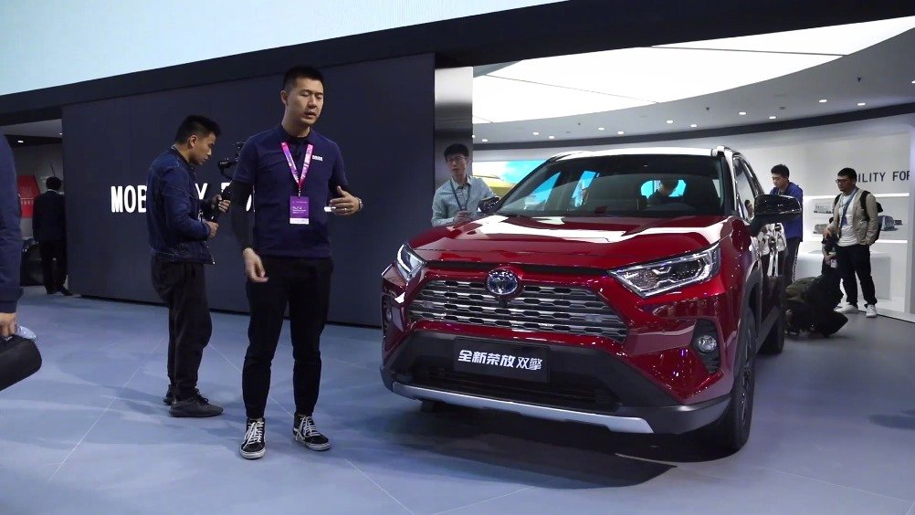 硬派风格 车展聊全新RAV4荣放双擎