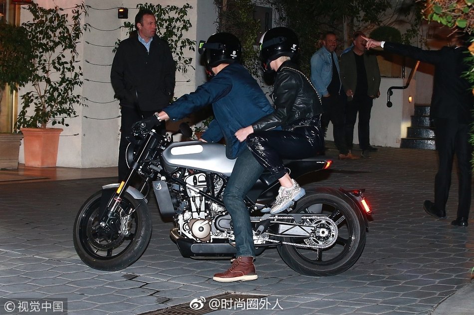 水果姐凯蒂·佩里（Katy Perry）与奥兰多·布鲁姆（Orlando Bloom）骑