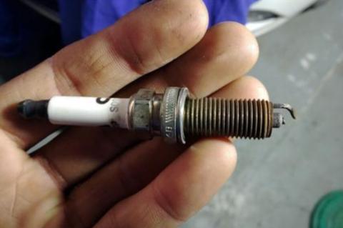 汽车冬天早上不好发动，需要换火花塞吗？