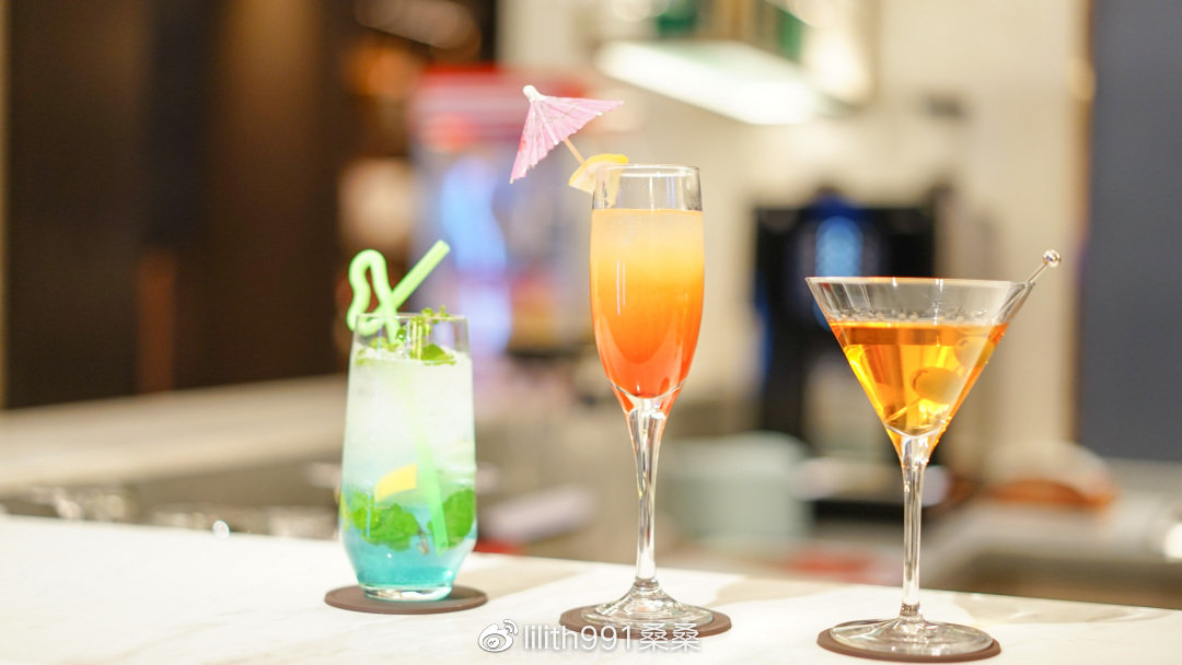 What?这家酒店机器人当服务生,小火车门前过