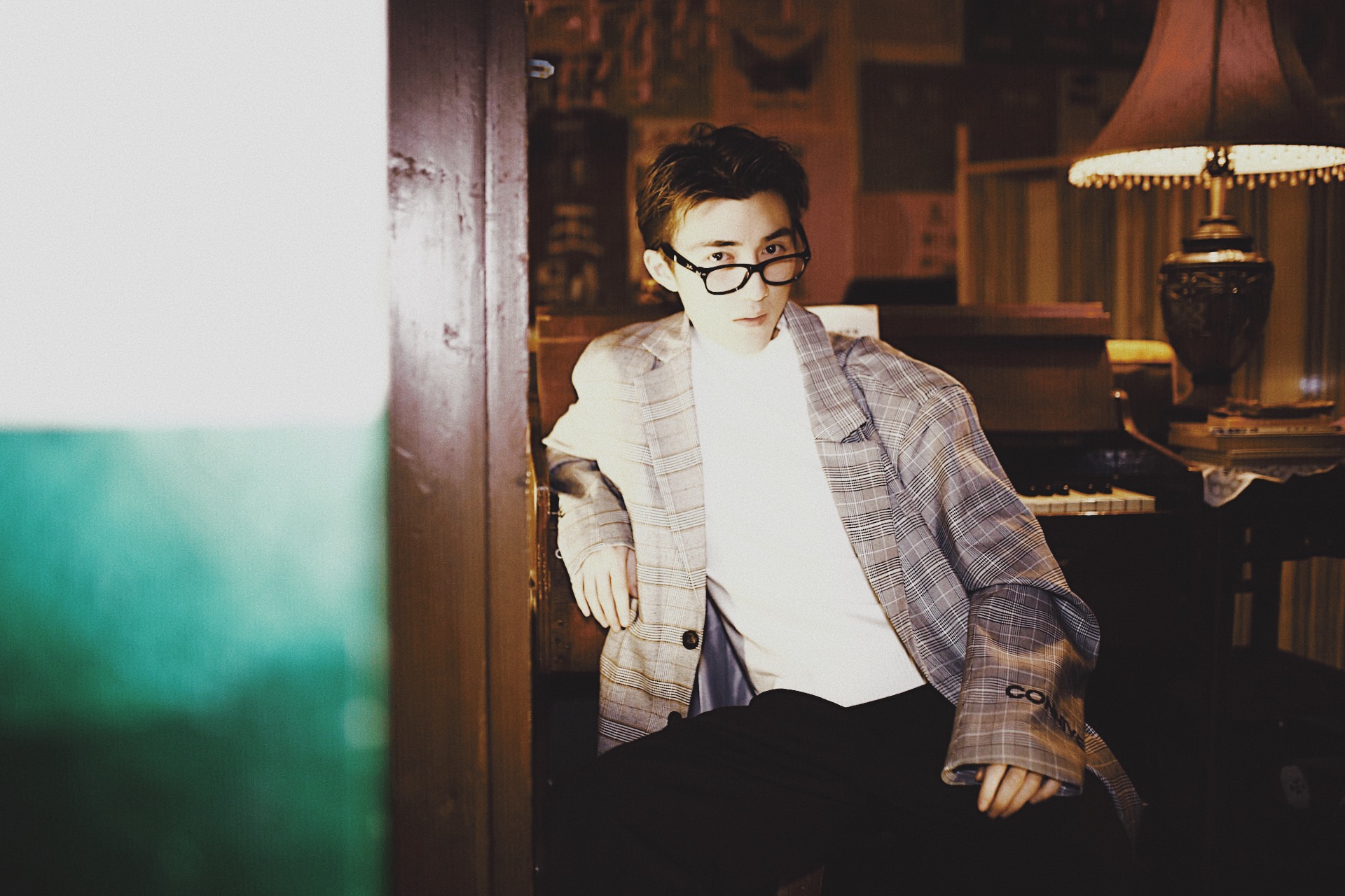 为人民服务的陈地痞以艰苦奋斗为荣!以骄奢淫