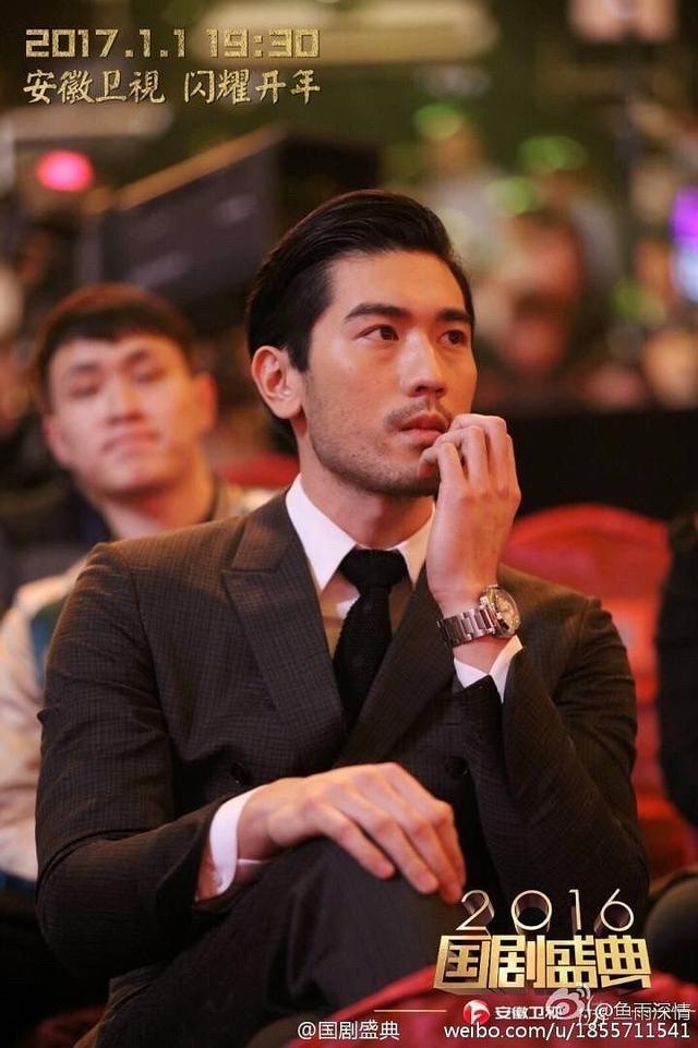 2016年国剧盛典，台下的高以翔，温柔到让人心痛......