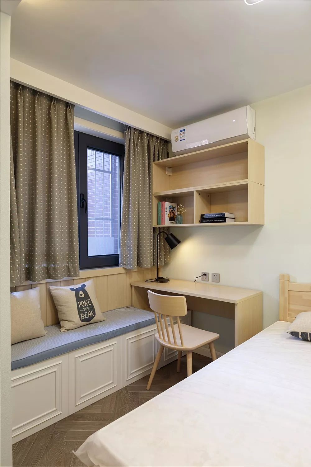 新房装修非常漂亮，一个开放式阳台，明亮透气！