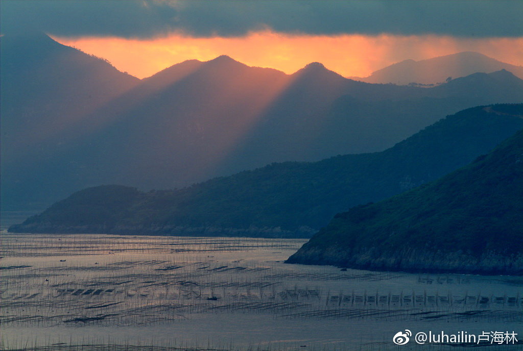大海有包容一切的宽广胸怀有容纳百川的无私气度