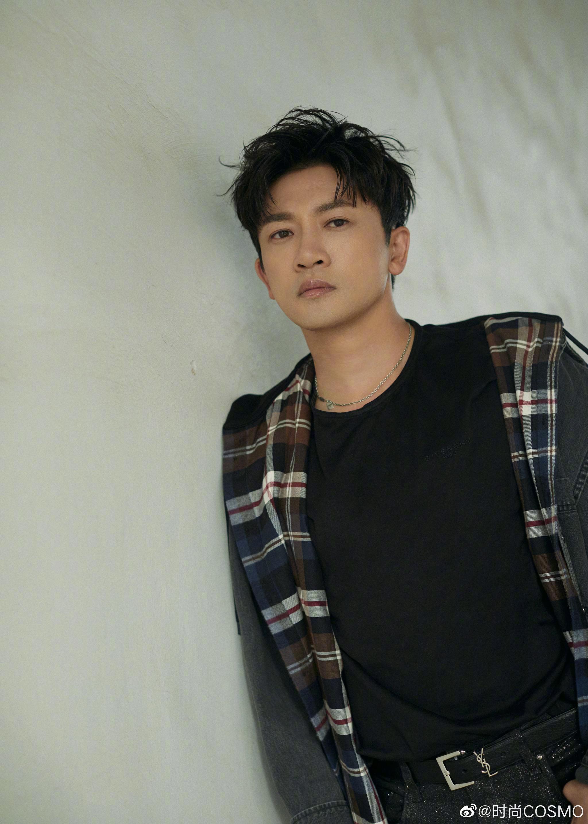 @蘇有朋 身着牛仔格纹拼接外套内搭黑色宽松T恤现身节目