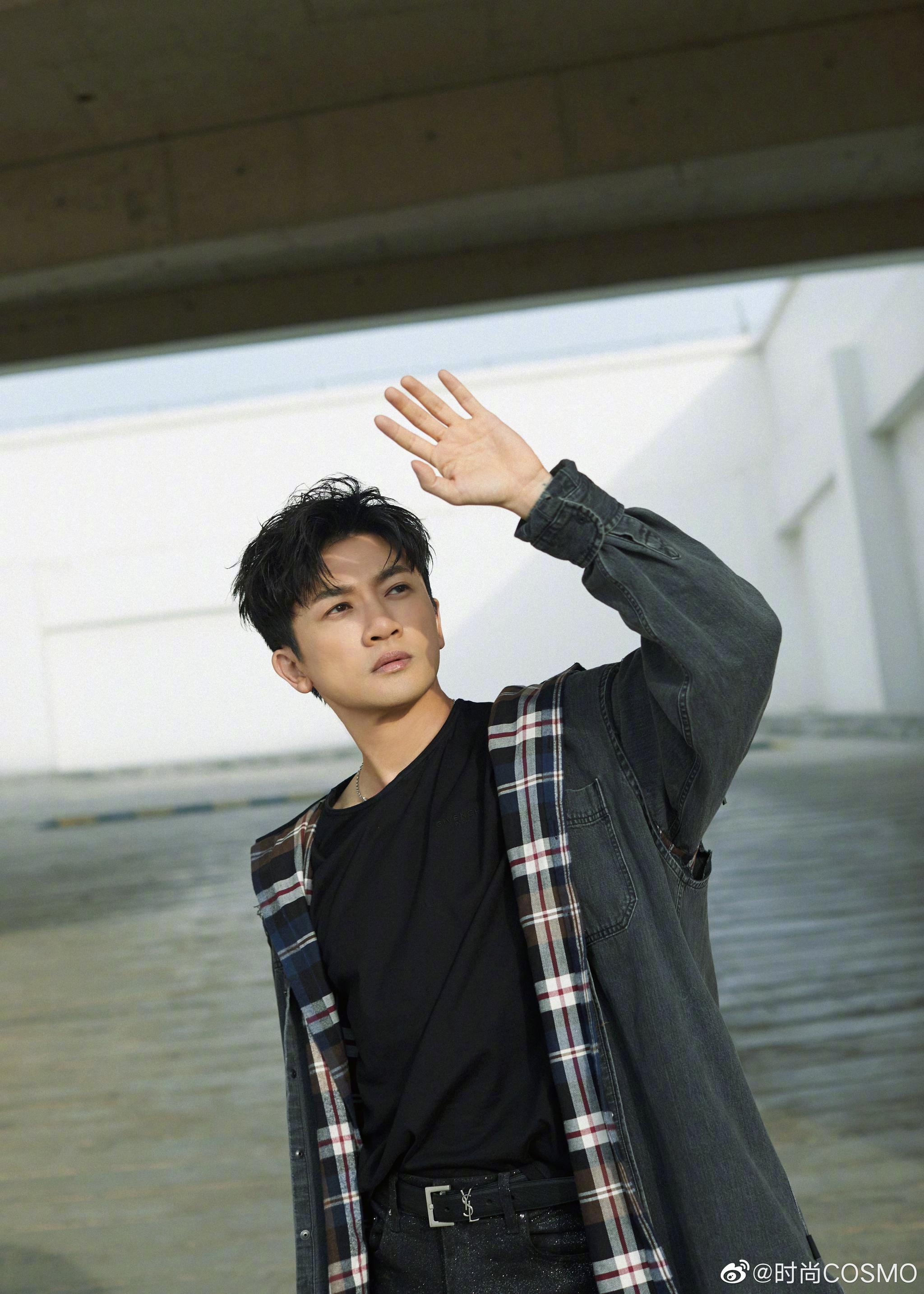 @蘇有朋 身着牛仔格纹拼接外套内搭黑色宽松T恤现身节目