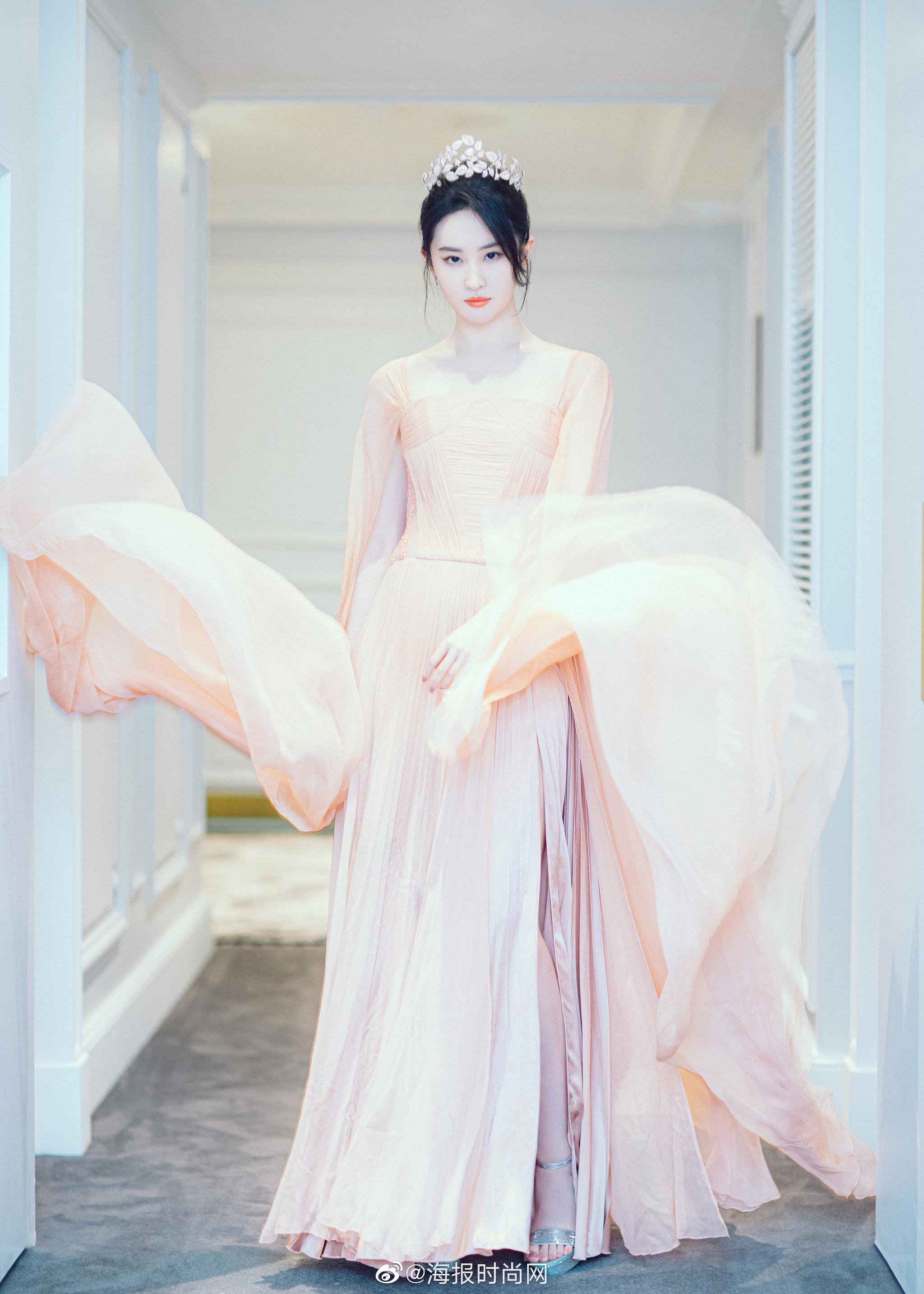 刘亦菲真懂打扮，桃红色的礼裙情意万分，优雅且出众，令人连绵不绝，好生刺~_粉色_色彩_风格