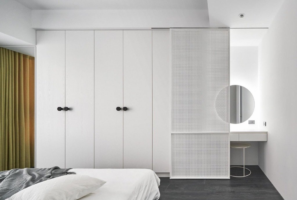 简约北欧风格家具装修设计，主题色彩为黄色调，推拉隐藏电视很亮眼!