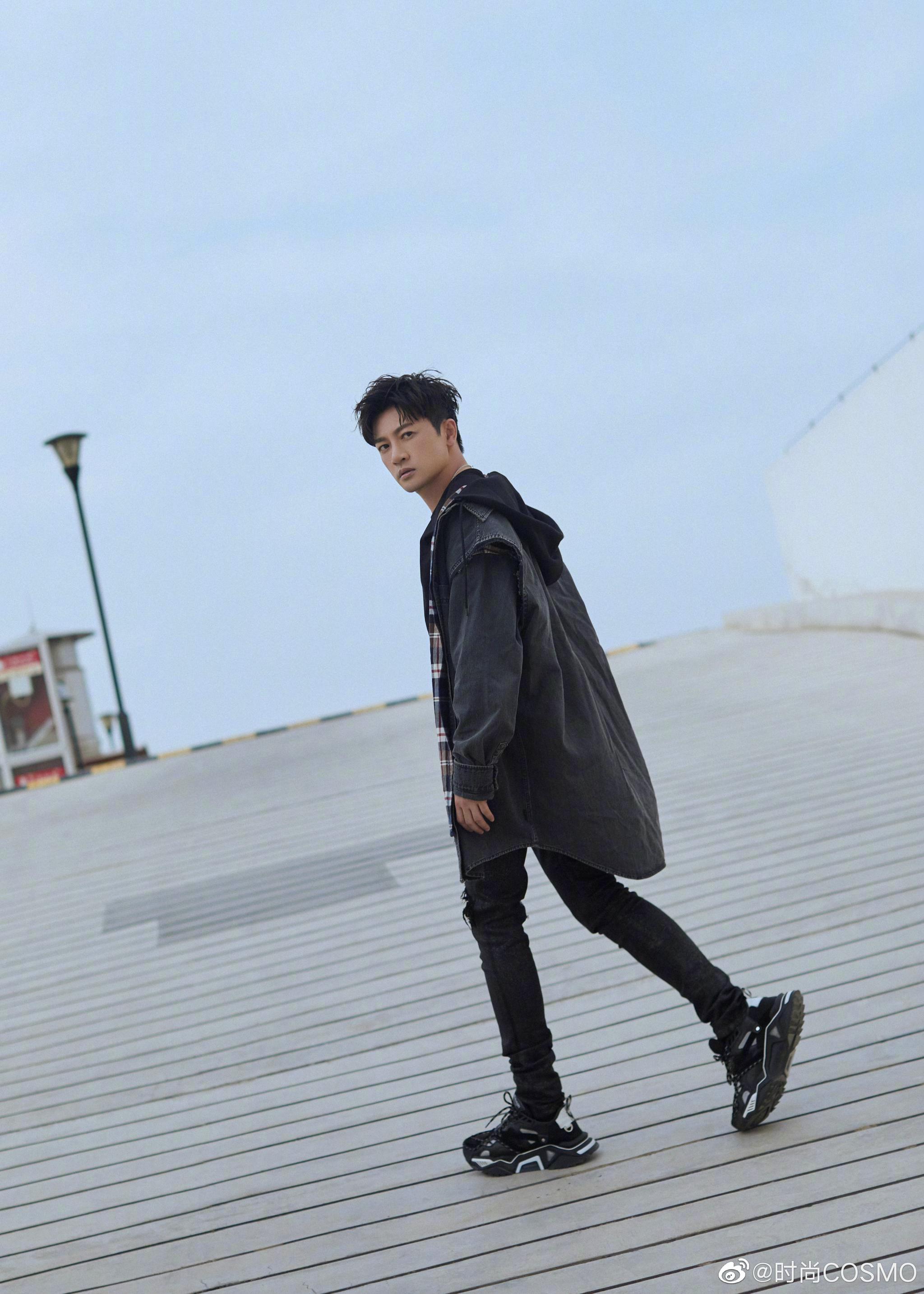 @蘇有朋 身着牛仔格纹拼接外套内搭黑色宽松T恤现身节目