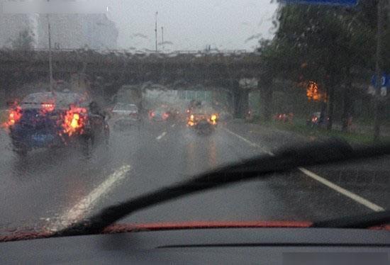 开车遭遇暴雨如何自救?哪怕记住一条,关键时刻能救命
