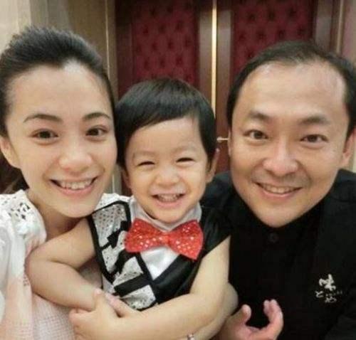 柯以柔40岁生日赢离婚官司喜极而泣,为秃顶丈夫死心塌地仍遭背叛
