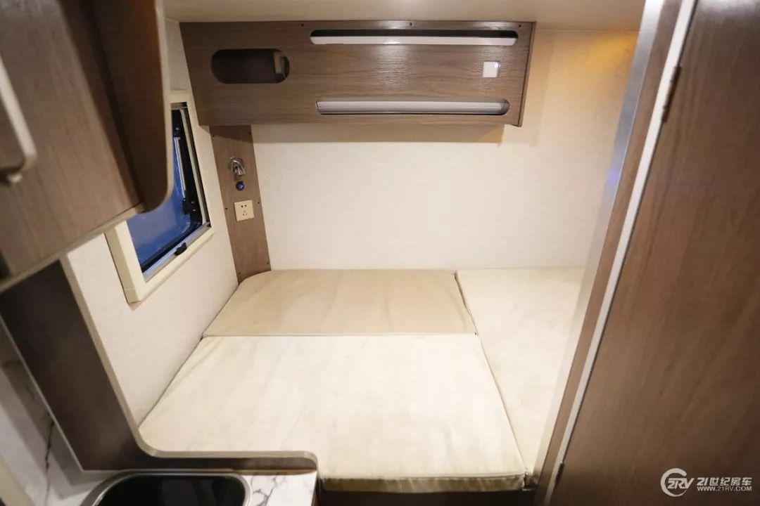【实拍评测】29.98万元买辆C型房车 2张大床 配置也不少