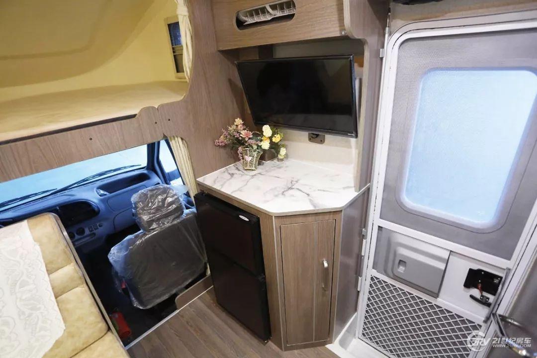 【实拍评测】29.98万元买辆C型房车 2张大床 配置也不少