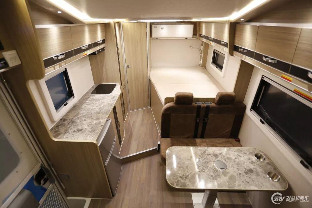 【实拍评测】29.98万元买辆C型房车 2张大床 配置也不少