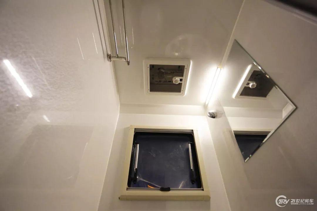 【实拍评测】29.98万元买辆C型房车 2张大床 配置也不少