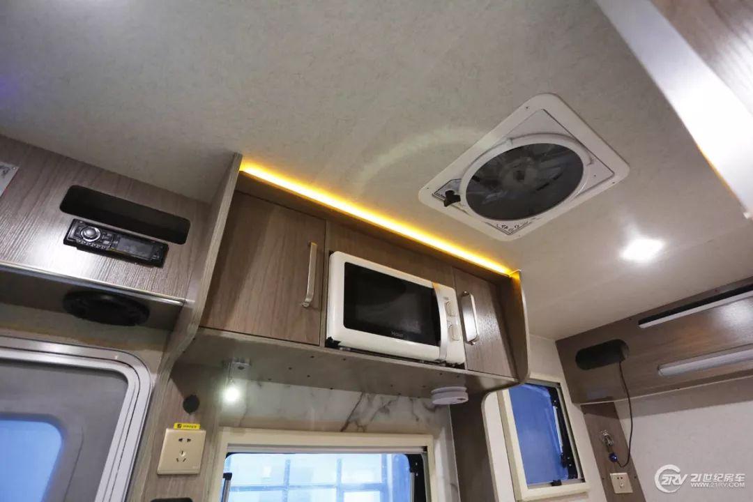 【实拍评测】29.98万元买辆C型房车 2张大床 配置也不少